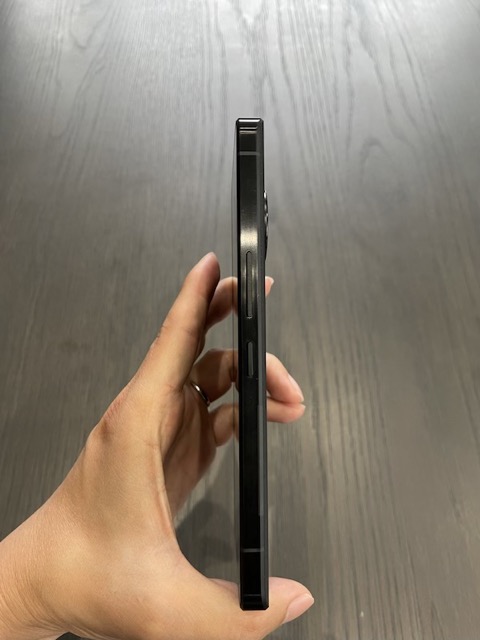 AQUOS R7の右側面