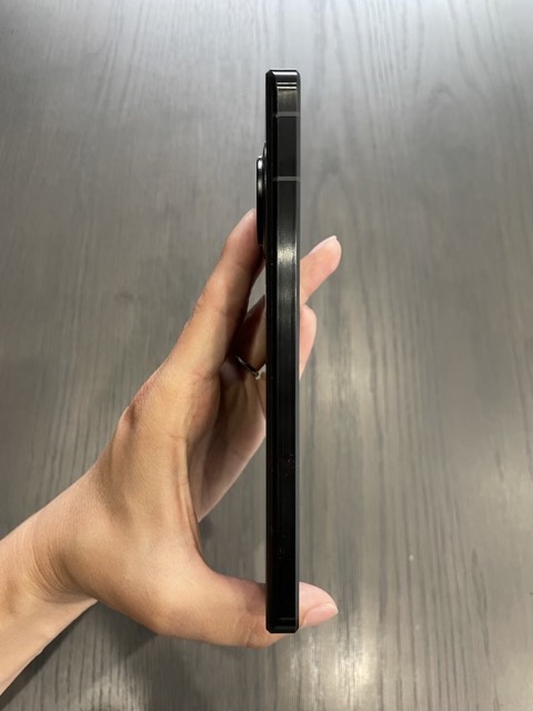 AQUOS R7の左側面