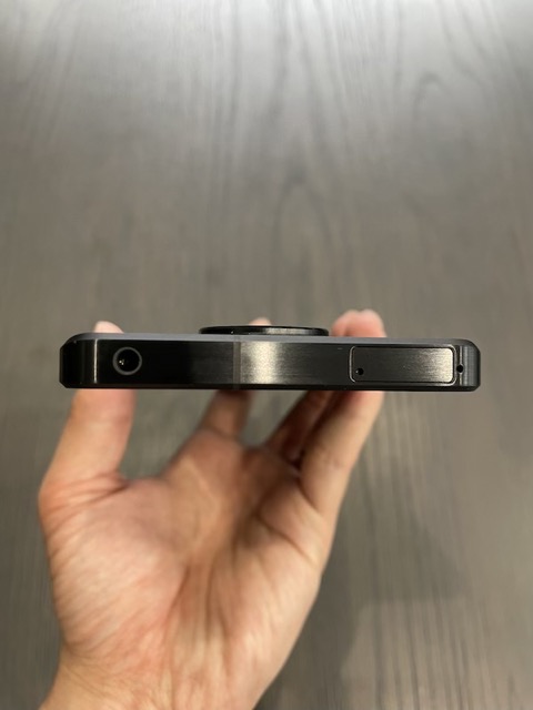 AQUOS R7の上側面