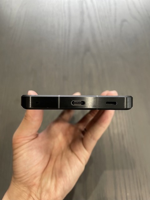 AQUOS R7の下側面