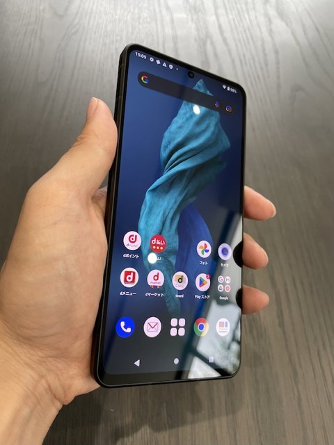 AQUOS R7のフラットディスプレイを斜めから見た画像