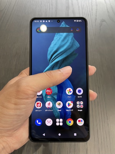 AQUOS R7を片手で操作する画像