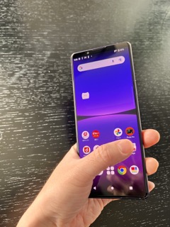 エクスペリア５Ⅳを操作する写真