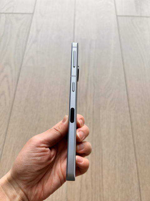 AQUOS sense7右側面