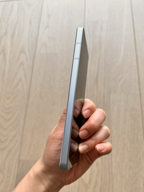 AQUOS sense7左側面