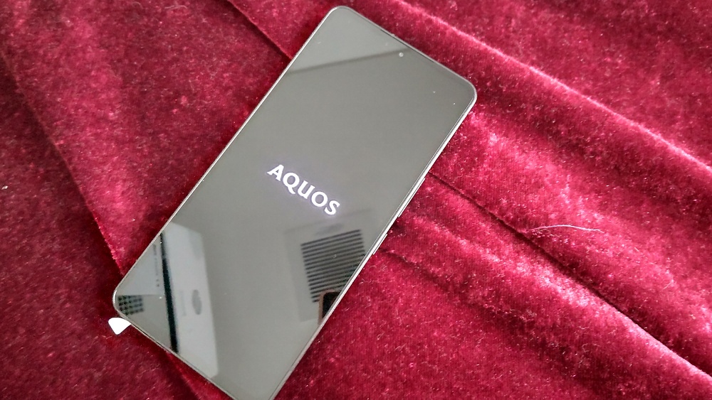 AQUOS R8 proに電源を入れた際のロゴ表示