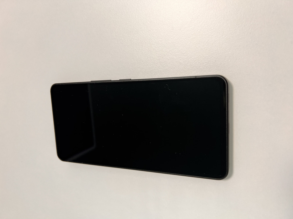 AQUOS R8 proのディスプレイ面