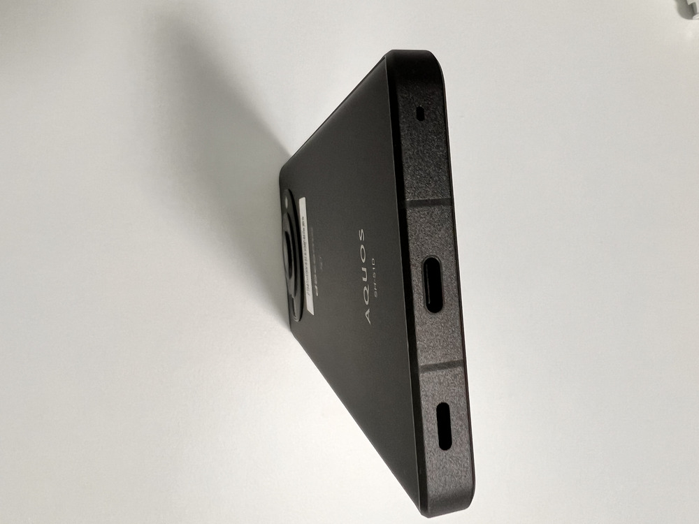 AQUOS R8 proの本体下部