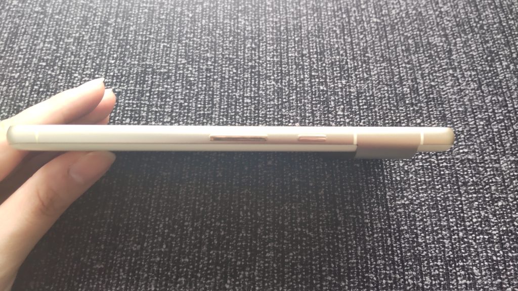 Google Pixel 7の側面