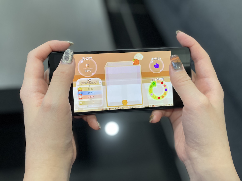 スマホでゲームプレイのイメージ