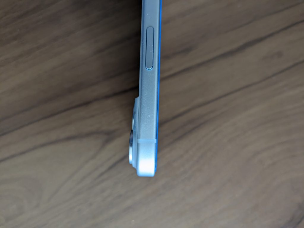 iPhone 15 電源ボタン