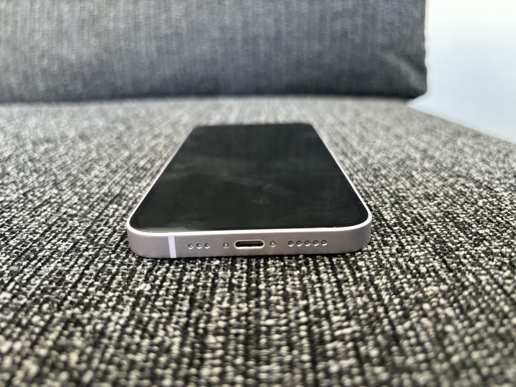 iPhone 14のLightningコネクタ