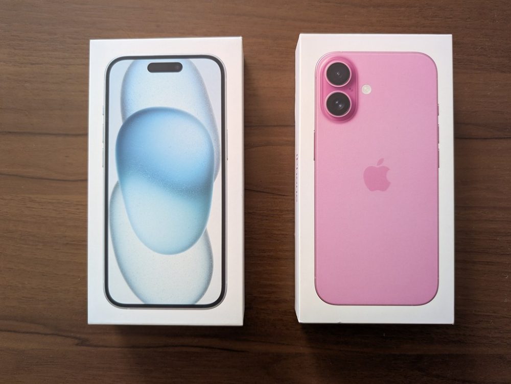 左（ブルー）iPhone15 / 右（ピンク）iPhone16　外箱
